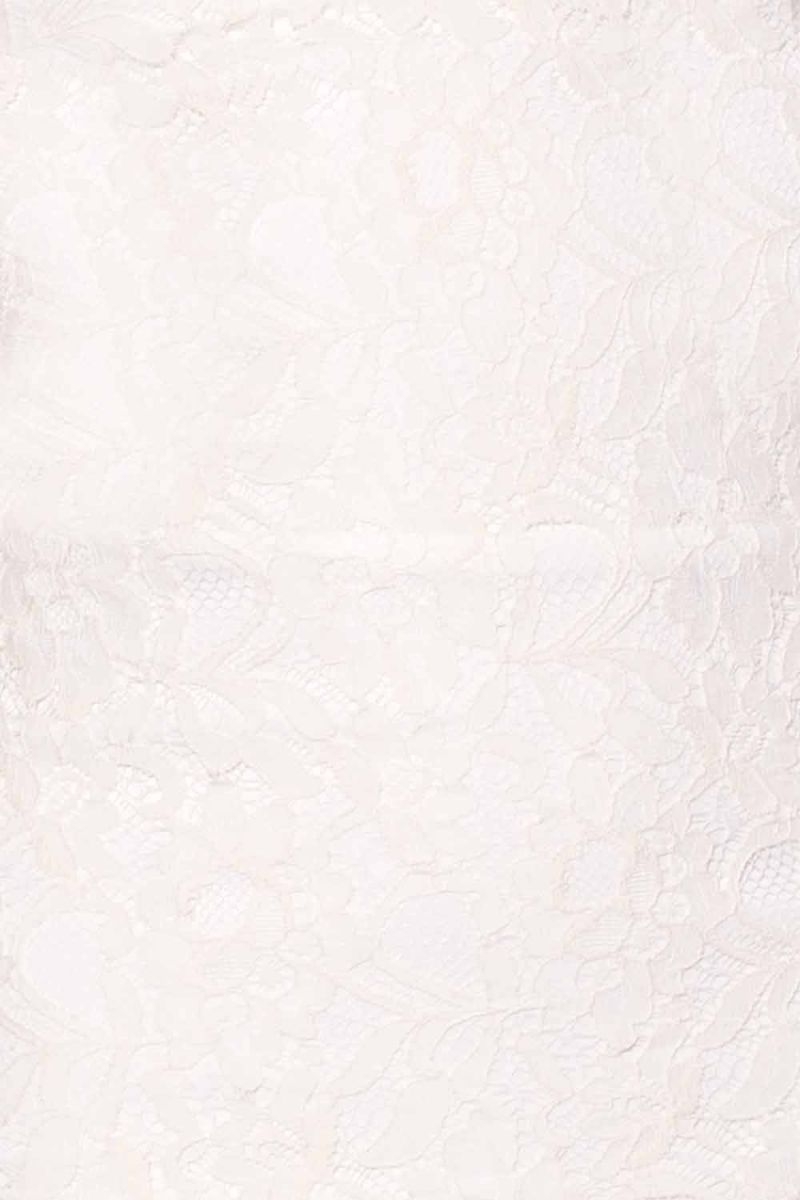 vestido blanco de encaje con manga francesa